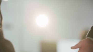 Güçlü bir tokalaşma görüntüsü. İki işadamı bir sözleşme imzaladıktan sonra tokalaştı. İş anlaşması konsepti. Yüksek kalite 4k görüntü