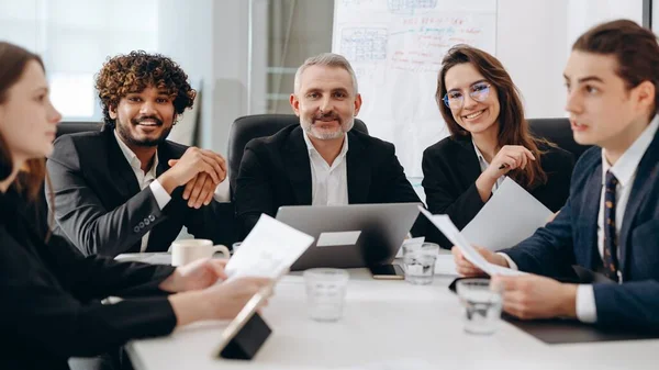会議室のテーブルに座って成功したビジネスマン 笑顔のオフィスの労働者は 新しい会社の戦略を議論する そうだ 高品質の写真 — ストック写真