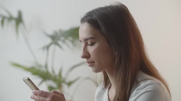 Närbild Kvinna Som Använder Smartphone Brunetten Rullar Skärmen Sin Smartphone — Stockvideo