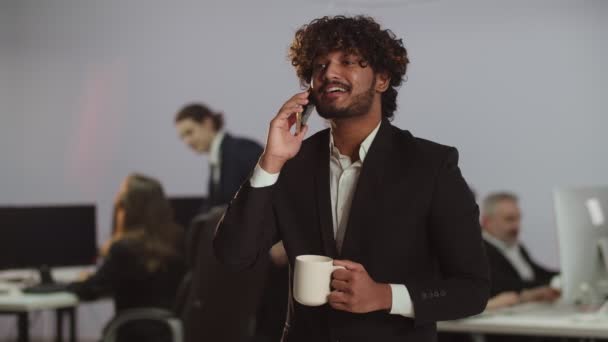 Jovem Empresário Indiano Terno Negócios Está Falando Telefone Segurando Uma — Vídeo de Stock