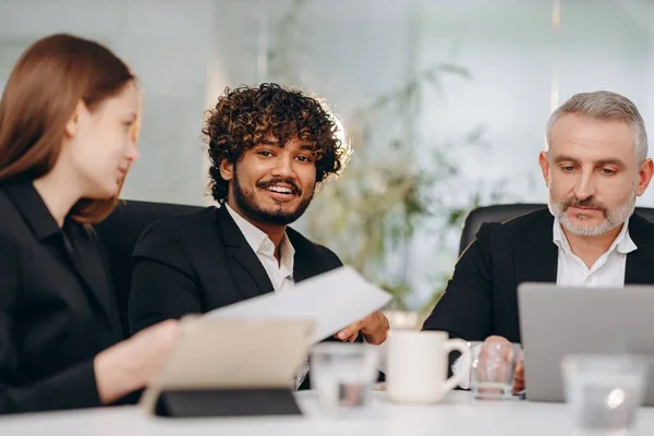 ブレインストーミング中の多様なビジネスチーム 若いビジネスマンはパートナーとの会合で笑っている 事務所のルーティン 同僚はマーケティング戦略について話し合う 高品質の写真 — ストック写真