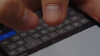 Telefon klavyesi kullanan bir adamın görüntüsü. Akıllı telefon ekranında mesaj gönderen kişinin kısmi görüntüsü. Yüksek kalite 4k görüntü
