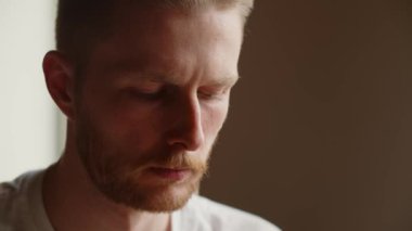 Suratı asık bir adamın bir yerlere baktığı yakın plan bir fotoğraf. Deneyimli bir programcı, uygulamaların kaynak kodunda hatalar bulmaya odaklanır. Yüksek kalite 4k görüntü