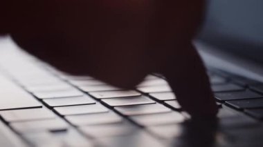 Dizüstü bilgisayarın klavyesinde el yazısıyla yazılmış görüntüler. Adam işaret parmaklarıyla klavyeye bir şeyler yazıyor. Yüksek kalite 4k görüntü