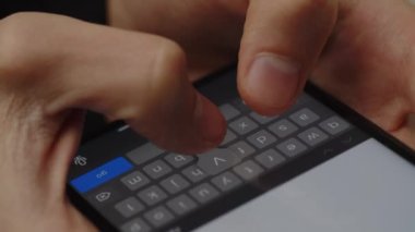 Adam haberciyle sohbet ediyor. Akıllı telefon kullanan bir adamın görüntüsü. Telefon kullanıcısı klavyede yazıyor. Yüksek kalite 4k görüntü