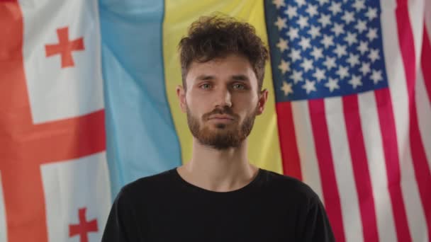 Молодий Чоловік Прапорами Грузії України Сполучених Штатів Передній Погляд Бронетанкову — стокове відео