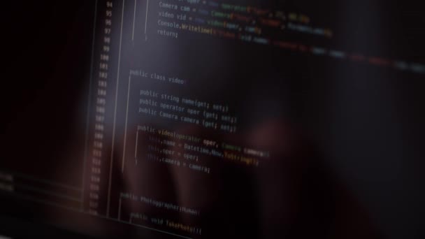 Närbild Datorskärm Vilken Programkod Som Rullar Webbutvecklare Granskar Koden För — Stockvideo