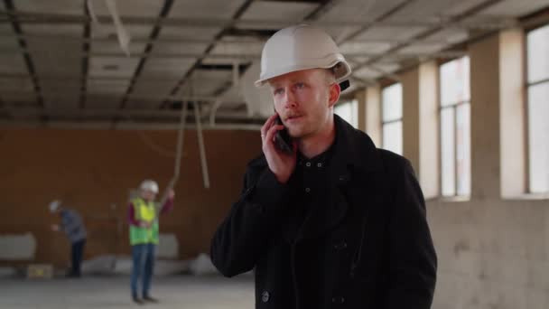 Bauarchitekt Weißem Bollenhut Telefoniert Einer Pause Der Vorarbeiter Berichtet Telefonisch — Stockvideo