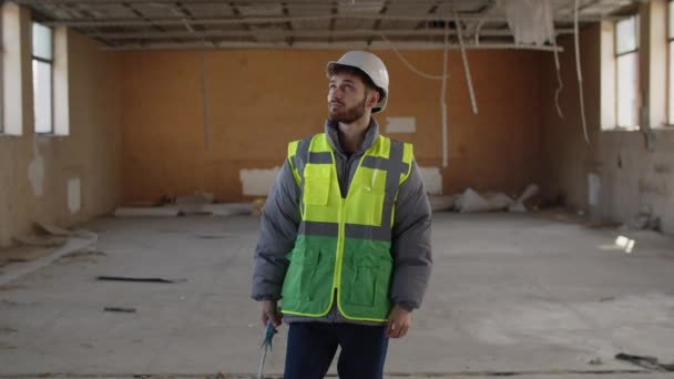 Arquiteto Edifício Inspeciona Canteiro Obras Pensa Onde Começar Trabalhar Trabalhador — Vídeo de Stock