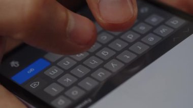 Mesaj atan bir telefon kullanıcısının görüntüsünü kapat. Biriyle sohbet ederken akıllı telefon klavyesi kullanan birinin görüntüsü. Yüksek kalite 4k görüntü