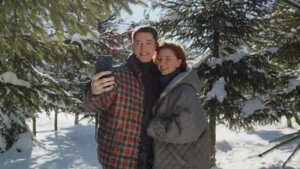 Ένα Ευτυχισμένο Ζευγάρι Βγάζει Μια Φωτογραφία Μαζί Μπροστά Ένα Χιονισμένο — Αρχείο Βίντεο