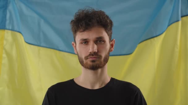 Brunette Man Staat Voor Oekraïense Vlag Vooraanzicht Van Oekraïense Patriot — Stockvideo