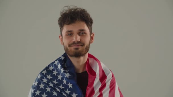 Vrolijke Man Heft Amerikaanse Vlag Een Glimlachende Amerikaanse Patriot Poseert — Stockvideo