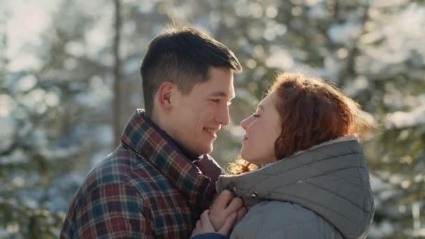 Ρομαντικό Ζευγάρι Αγκαλιάζει Έξω Χειμωνιάτικη Μέρα Νεαρός Φιλάει Μύτη Της — Αρχείο Βίντεο