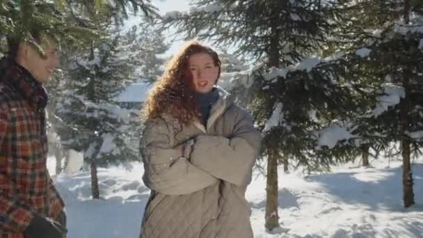 Ζευγάρι Χαζολογάει Κατά Διάρκεια Ραντεβού Στο Χιονισμένο Πάρκο Μια Νεαρή — Αρχείο Βίντεο