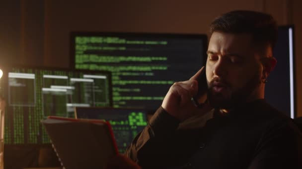 Hacker Ihtiyaçlarını Telefonda Söylüyor Ofiste Kod Yazarken Programcı Telefonda Konuşuyor — Stok video