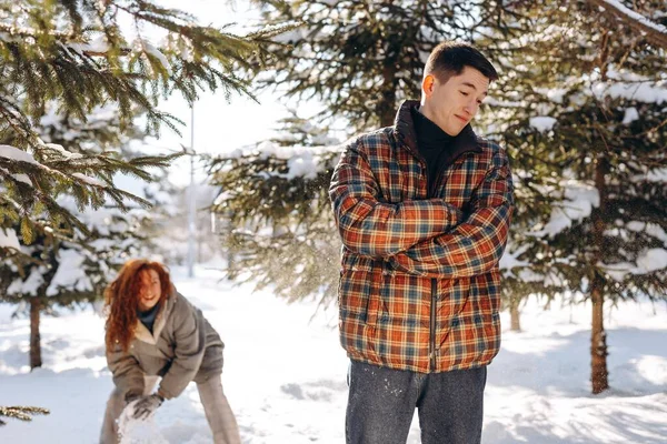 Kızıl Saçlı Bir Kız Erkek Arkadaşına Kartopu Atmaya Hazırlanıyor Kızıl — Stok fotoğraf