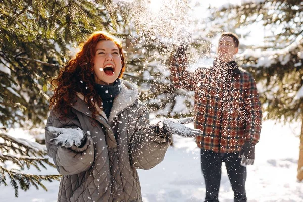 Una Mujer Joven Marido Están Divirtiendo Parque Invierno Arrojándose Nieve —  Fotos de Stock