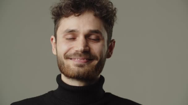 Vista Frontal Joven Feliz Hombre Con Pelo Rizado Sonríe Mientras — Vídeos de Stock
