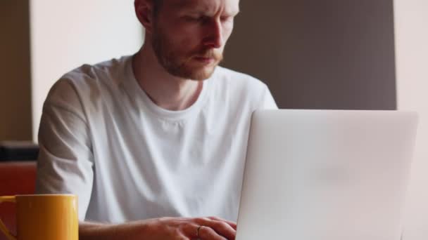 Freelancer Senta Café Com Uma Xícara Café Trabalha Laptop Homem — Vídeo de Stock