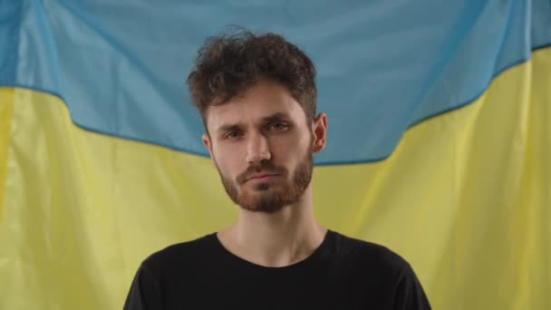 Ein Ukrainischer Aktivist Steht Vor Der Ukrainischen Flagge Ein Ukrainischer — Stockvideo