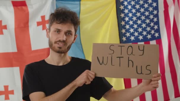 Jonge Krullenbol Staat Voor Internationale Samenwerking Steun Een Man Staat — Stockvideo