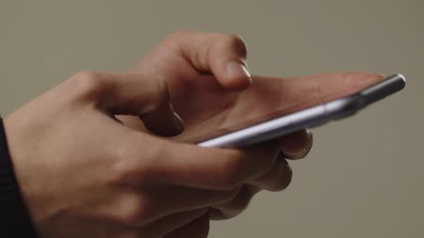 Обрезанный Вид Человека Использующего Смартфон Смс Мужчина Использует Смартфон Писать — стоковое видео
