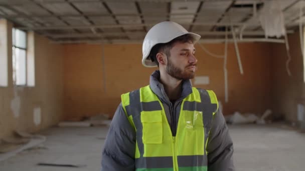 Skäggig Byggare Hatt Inspekterar Byggarbetsplats Arkitekt Vit Hjälm Som Håller — Stockvideo