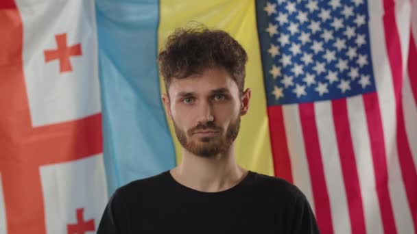 Zicht Een Jonge Politieke Activist Buurt Van Vlaggen Van Georgië — Stockvideo
