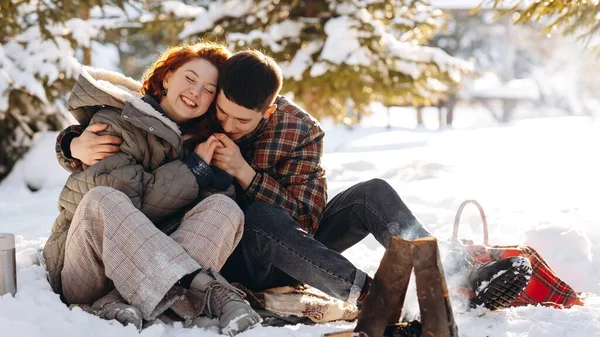 Joyeux Couple Assis Sur Neige Dans Parc Rire Jeunes Embrassant — Photo