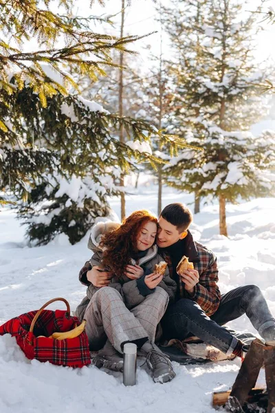 Los Jóvenes Enamorados Hicieron Pequeño Picnic Bosque Hombre Sienta Abrazo —  Fotos de Stock