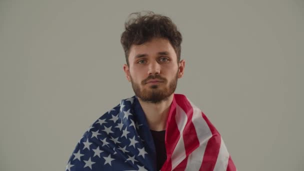 Een Jonge Brunette Met Een Amerikaanse Vlag Kijkt Vraagtekens Camera — Stockvideo