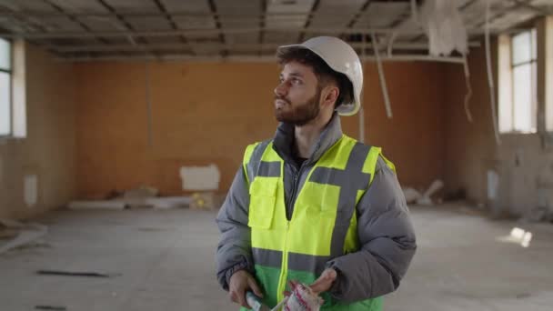 Robotnik Budowlany Kasku Trzyma Wałek Rozgląda Się Architekt Twardej Refleksyjnej — Wideo stockowe
