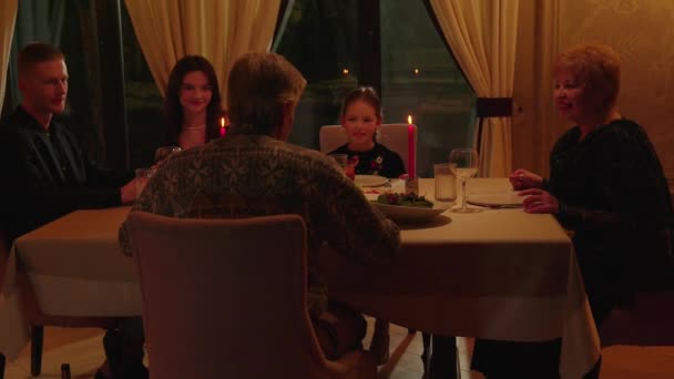 Una Grande Famiglia Cena Ristorante Seduto Tavolo Con Candele Famiglia — Video Stock