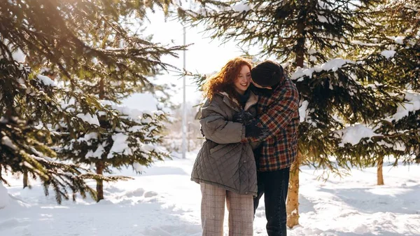 Romantická Fotka Které Rusovlasá Dívka Její Muž Objímají Třou Oči — Stock fotografie