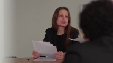 Bir danışmanlık şirketinin çalışanları bir toplantı sırasında patronlarını alkışlarlar. İş adamları, yeni bir girişimi tanıtmak için bir pazarlama stratejisi geliştiren ortaklarını alkışlıyorlar. Yüksek kalite 4k görüntü