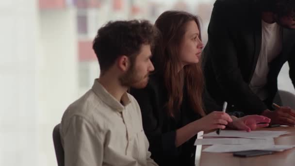 Masada Oturan Takım Elbiseli Genç Adamlarının Yakın Çekimi Ortakları Yeni — Stok video
