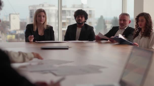 Çeşitli Adamlarından Oluşan Bir Ekip Ofiste Toplantı Yapıyor Adamları Ofisteki — Stok video