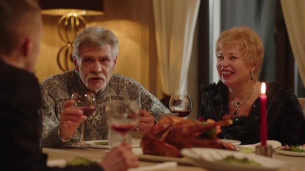 Man Kommunicerar Med Sina Föräldrar Över Middag Restaurang Närbild Människor — Stockvideo