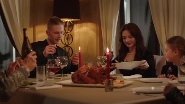 Stor Vänlig Familj Äter Middag Restaurang Folk Som Sitter Restaurang — Stockvideo