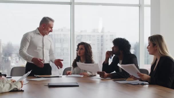 Diretor Uma Empresa Financeira Realiza Uma Reunião Com Seus Funcionários — Vídeo de Stock