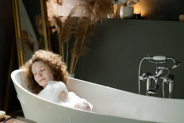 Junge Frau Mit Lockigem Haar Entspannt Der Badewanne Eine Schöne — Stockfoto