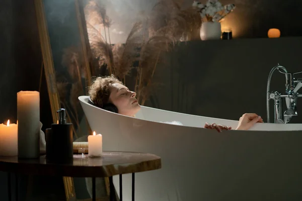 Eine Schöne Frau Entspannt Sich Der Badewanne Und Hört Angenehme — Stockfoto