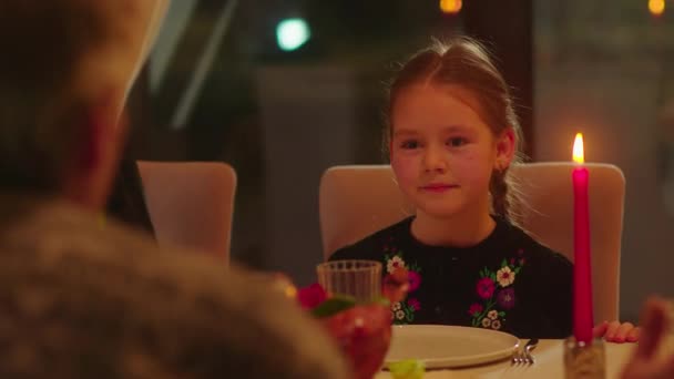 Eine Katholische Familie Sitzt Einem Tisch Einem Restaurant Und Betet — Stockvideo