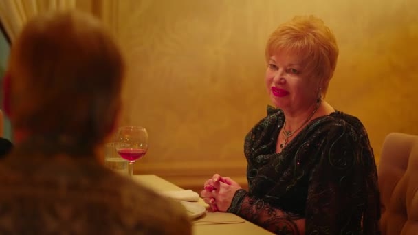 Siyah Elbiseli Yaşlı Bir Kadın Kocasıyla Bir Restoranda Eğleniyor Yaşlı — Stok video
