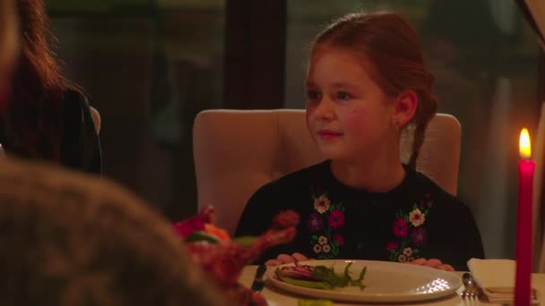 Close Dari Seorang Gadis Tersenyum Duduk Meja Restoran Dengan Keluarganya — Stok Video