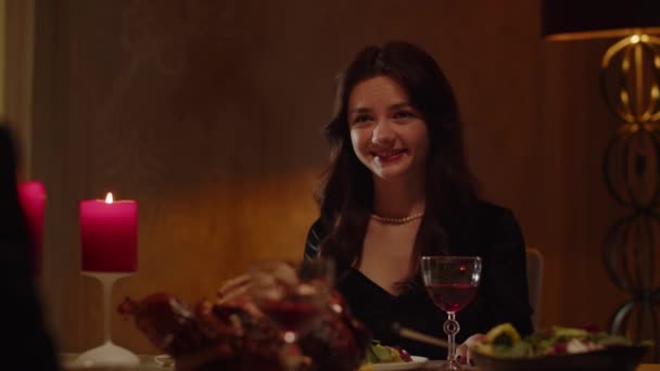 Eine Junge Brünette Erhält Während Eines Romantischen Abendessens Einem Restaurant — Stockvideo