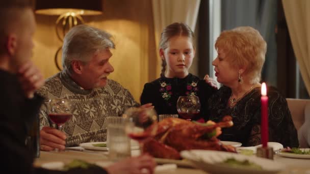 Close Dari Kakek Nenek Berbicara Dengan Cucu Mereka Selama Makan — Stok Video