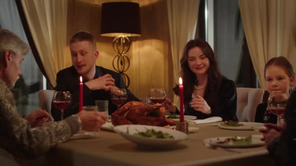Grupp Människor Har Livlig Konversation Middagen Stor Familj Tillbringar Kvällen — Stockvideo