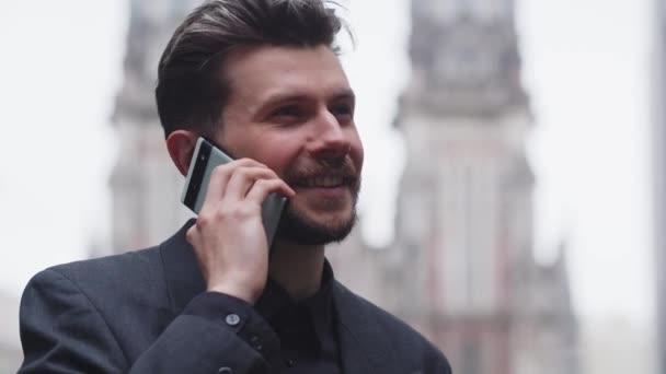 Bonito Jovem Empresário Terno Está Sorrindo Enquanto Fala Telefone Rua — Vídeo de Stock